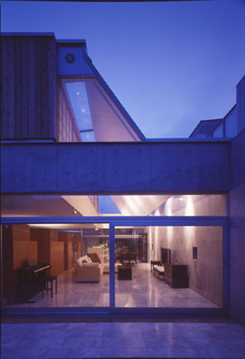 thukamoto-house living nightseen-web.jpg